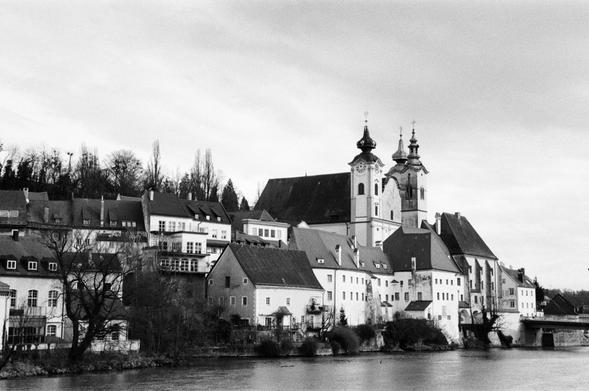 Blick auf die alte Stadt. Im Fokus die Michaelerkirche.