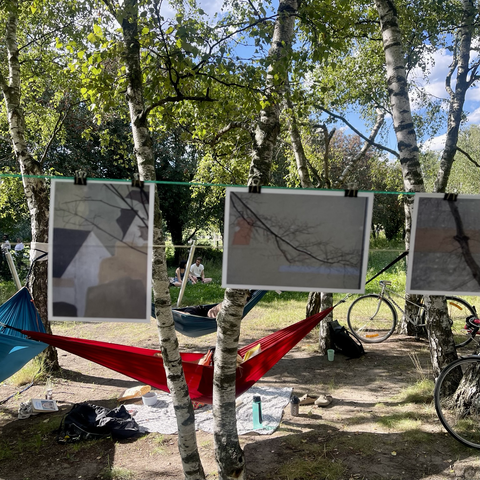 Wäscheleine mit Fotografien