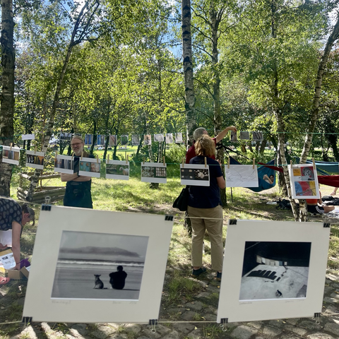 Wäscheleine mit Fotografien