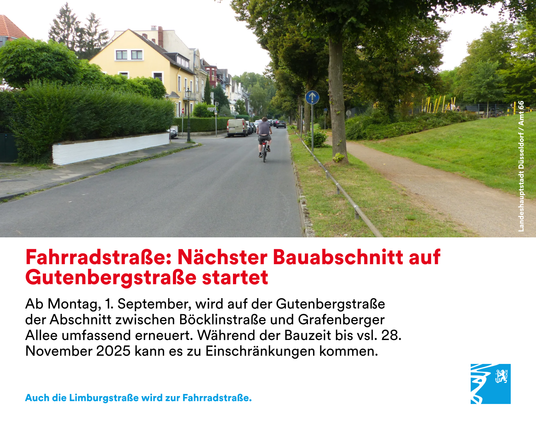 Radfahrer fährt auf ruhiger Straße mit Bäumen und Wohnhäusern in Düsseldorf, Bereich Gutenbergstraße vor Baumaßnahmen.