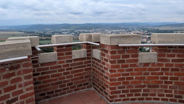 Detail cihlového zábradlí s Krnovem v pozadí