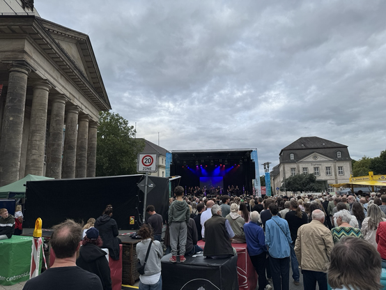 Die Technikband des Landestheaters spielt auf einer Openair Bühne vor dem Landestheater.