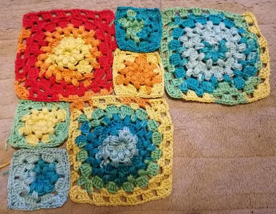 I primi 7 quadrati, 4 piccoli e 3 medi, realizzati con cotone multicolore