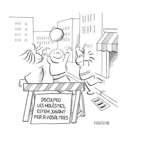 Un dibuix on apareixen uns nins jugant amb una pilota al carrer d'una ciutat. A davant, hi ha una barrera per tancar el trànsit amb un cartell que diu "Disculpeu les molèsties. Estem jugant per a vosaltres."