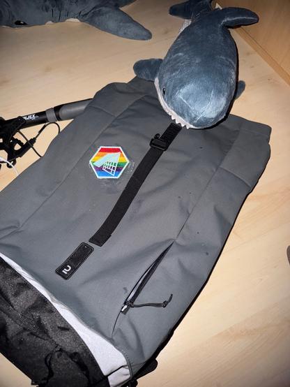 Decathlon backpack that doubles as panier bag with patch and a lille haj on it