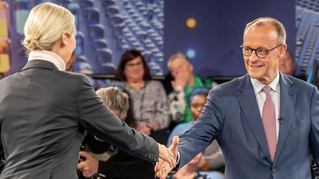 Friedrich Merz schüttelt Alice Weidel zur Begrüßung im TV-Studio die Hand

© Michael Kappeler, Februar 2025