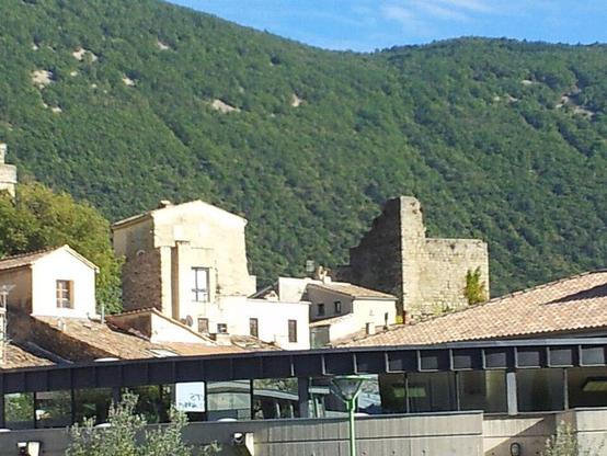 Château Vieux (ancien château Delphinal) à #Nyons (#Drôme) Construction XIIIe siècle, XIVe siècle. Passage voûté sur la rue des Grands-Forts (avec les écussons marquant l'entrée de la ville) (cad. AS 135, 211, ...
Suite 👉 https://monumentum.fr/monument-historique/pa00117003/nyons-chateau-vieux-ancien-chateau-delphinal
#Patrimoine #MonumentHistorique
Photo CC-BY-SA 4.0 : brunbay