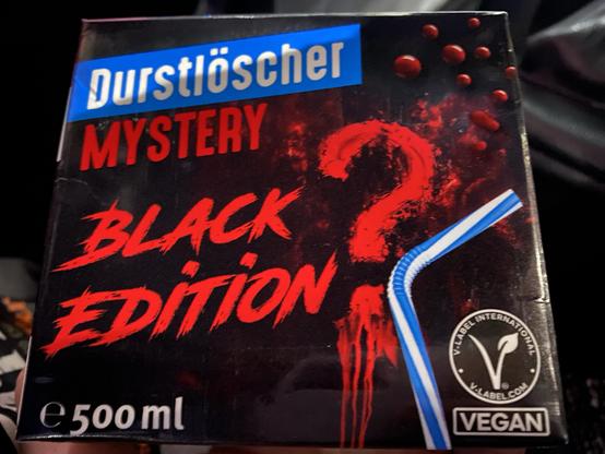 Ein TetraPak "Durstlöscher Mystery Black Edition"
