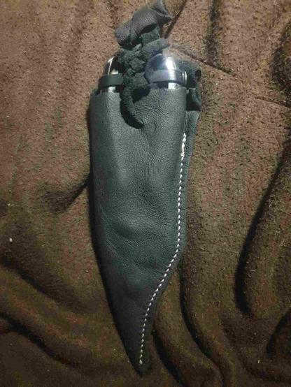 Pour un sécateur best overall il fallait bien fabriquer une housse en cuir automobile noir avec une fermeture avec bouton viking.
