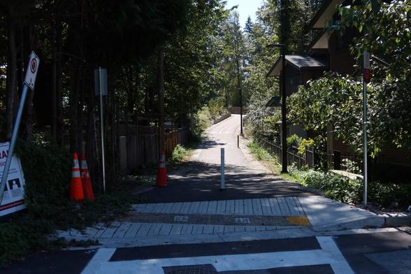 Connecting trail between Heritage Park Lane and Windridge Drive.