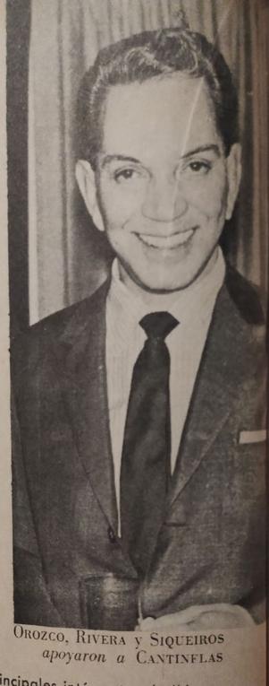 Retrato de Mario Moreno 'Cantinflas' sonriendo, con un fondo de cortina. Lleva un traje oscuro y una corbata, con un texto que menciona el apoyo de Orozco, Rivera y Siqueiros a Cantinflas.