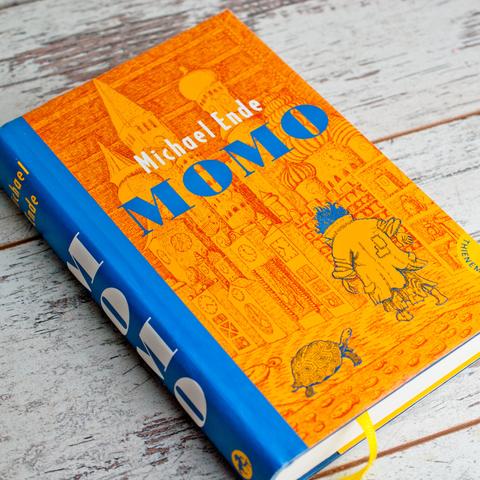 Buch: "Momo" von Michael Ende, liegend von schräg oben fotografiert