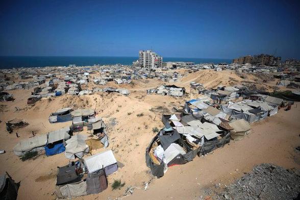Des tentes abritant les Palestiniens déplacés par l'offensive militaire israélienne, à Gaza, le 23 août 2025. © Photo Omar Ashtawy / Apaimages / Sipa