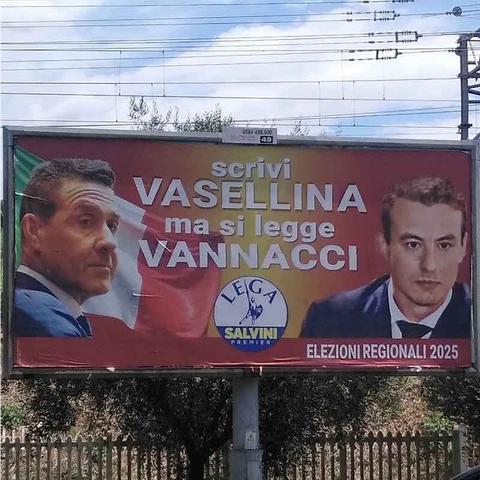 Foto di un manifesto di 6 mentri per 3 di propanganda elettroale per le elezioni regionali 2025. Sul lato sinistro una primo piano di Vannacci sul lato destro il primo piano di un politico locale, ed al centro la scritta slogan: 'scrivi VASELLINA ma si legge VANNACCI'.