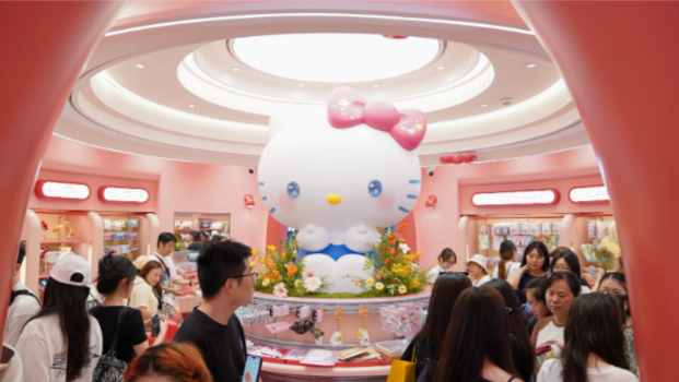<p>中国上海市ではこの夏、日本のアニメ・漫画キャラクターをテーマにしたポップアップストアや店舗が相次ぎ登場した。一連の出店は、製品からビジネスモデルにわたる絶え間ない革新を示すとともに、中国の「2次元」市場の力強い活力を裏付けた。</p>
<p>サンリオファミリーのハローキティは、中国で最も人気のあるキャラクターの一つ。新たにオープンしたコンセプト店では、回転式の巨大なハローキティのオブジェが目を引き、国内各地から来たファンが、ハローキティのネイルアートをし、シンボルのリボンを付け、ピンクのチュチュを履くなどして記念撮影を楽しんでいた。</p>
<p>最も人気を集めたのは、オープン記念で先行販売されたハローキティ「上海朝食」シリーズで、コックや小籠包（ショーロンポー）、生煎包（焼き小籠包）、焼き餃子のキーホルダーなど、上海でおなじみの朝食がモチーフとなっている。</p>
<p>7、8月は上海の複数の商業エリアや商業施設で「2次元」をテーマにしたポップアップイベントが開かれた。上海はSNSアプリ「小紅書（RED）」などで若者から「2次元の聖地」と呼ばれており、中国で最も国際的、革新的な都市で「2次元」経済は文化や商業、観光の融合発展を探る新たな道となっている。</p>
<blockquote class="wp-embedded-content"><p><a href="https://36kr.jp/286626/">徹夜で限定グッズを買い占め、日本の「ちいかわ」が中国で人気爆発の理由</a></p></blockquote>
<p></p>
<p>こうしたトレンドの中、中国の2次元キャラクターも存在感を高めている。上海の古い町並みが残る「老城廂」地区の文化を代表する豫園商城は7月15日～8月29日、中国動画配信大手の「嗶哩嗶哩（ビリビリ）」と共同でイベント「豫園夏のファンタジーナイト」を開催。ビリビリで人気の中国アニメ10作品のキャラクターが集結し、中国の伝統文化を現代風にアレンジした「国潮風」と「2次元」の融合が夏の文化観光市場に新たな魅力を添えた。</p>
<p>精進料理のレストラン「春風松月楼」豫園店の姜煒民店長は、アニメ作品「天官賜福」とコラボした上海冷麺セットが1カ月で1000食以上売れたと紹介。「日本や韓国からの観光客も多く来店している。彼らもこの中国作品をとても気に入っている」と話した。</p>
<blockquote class="wp-embedded-content"><p><a href="https://36kr.jp/369386/">中国発ゲームが世界を席巻、25年1〜6月の海外売上高は11％増の1兆4000億円</a></p></blockquote>
<p></p>
<p>中央民族大学新聞・伝播学院の毛湛文院長は、ここ数年は上海米哈游網絡科技（miHoYo）、騰訊控股（テンセント）、ビリビリなど大手企業が制作したゲーム「原神」「王者栄耀」やアニメ「天官賜福」などの中国発コンテンツが質、市場シェアともに飛躍的な進歩を遂げていると指摘。国産コンテンツは創作力や産業運営、グローバル発信などの面でなお発展の余地があり、現地文化に合わせた物語の改編や異文化間の協力など多様な手法を取り入れることで、海外コンテンツと共に中国の「2次元」産業の規模をさらに拡大していくとの見方を示した。<br />
【新華社上海】</p>