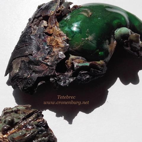 Zoom on the "pigeon body" before it was installed. It looks like a real emerald, partly included in a rock. But it is all burnt plastic waste from an illegal dump in a nature park, found at a stream bank.