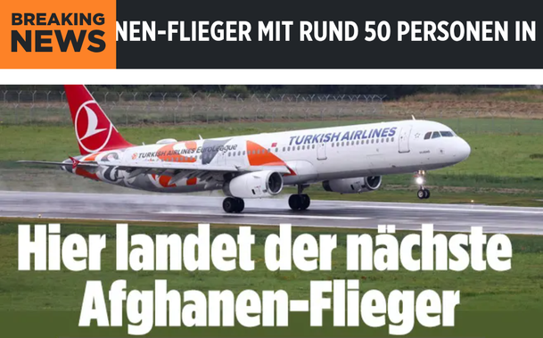 Das Bild zeigt ein Turkish Airlines Flugzeug, das auf einer Landebahn landet. Das Flugzeug ist weiß mit roten und orangen Akzenten und trägt die Aufschrift "Turkish Airlines" auf der Seite. Im Hintergrund ist ein Flughafengebiet mit Gras und einem Zaun zu sehen. Der Himmel ist bewölkt. Über dem Bild steht in großen weißen Buchstaben auf einem orangefarbenen Hintergrund "BREAKING NEWS" und darüber in schwarzer Schrift "AFGHANEN-FLIEGER MIT RUND 50 PERSONEN IN". Darunter steht in großen weißen Buchstaben "Hier landet der nächste Afghanen-Flieger".
