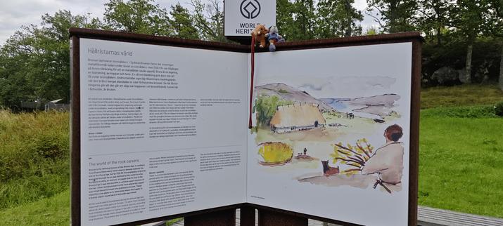 Die Starttafel aller Fundorte der Felsritzungen zeigt das Aquarell einer Landschaft und einen Einführungstext.
Der deutsche Text steckt hinter dem link im Tröt.