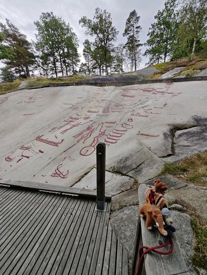 Auf dem Fels sind viele Boote, aber oben auch ein Mann mit Pflug hinter Ochsen und links Krieger zu sehen.
