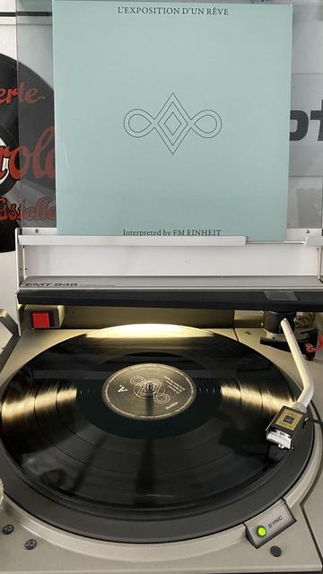 Vinyl Schallplatte „FM Einheit - L‘Exposition D‘Un Rêve“ auf einem Plattenspieler.