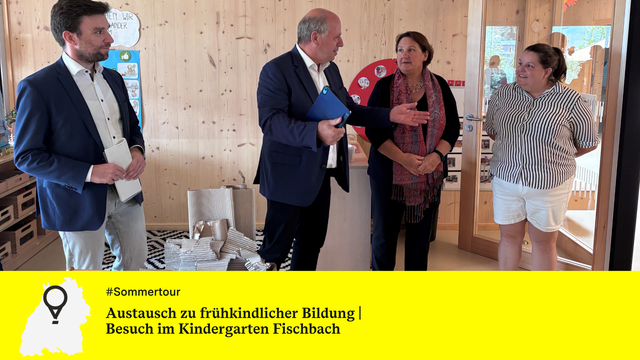 Kultusministerin Theresa Schopper im Gespräch beim Besuch des Kindergartens in Fischbach.