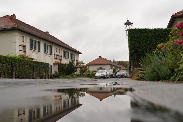 Andere Straße im selben Viertel 
Hier Reihenhäuser im selben Baustil. Bebauung dadurch etwas dünner - mehr Vorgärten