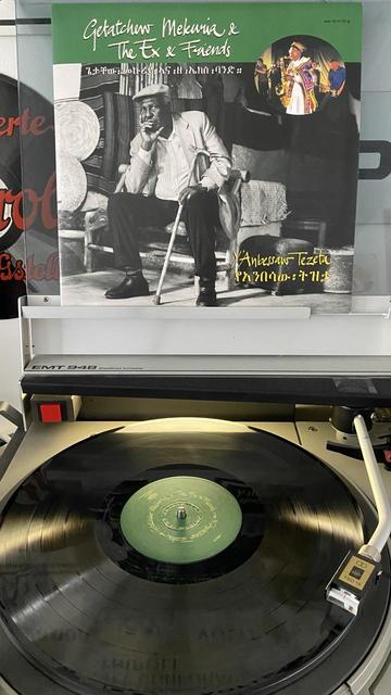 Vinyl Schallplatte auf einem Plattenspieler.