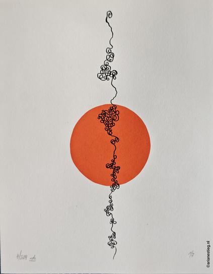 Mijn zeefdruk getitelt "Oosterse Inspiratie".
Een rode "bal" met senkrecht erdoorheen een fragile, zwarte krul. De achtergrond is wit.

Mein Siebdruck mit dem Titel "Oosterse Inspiratie". Ein roter "Ball" mit einer  senkrecht durchlaufenden, sich krüllender schwarze Linie. Der Hintergrund ist weiß.