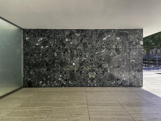 Simple vertical and horizontal planes in modernist building