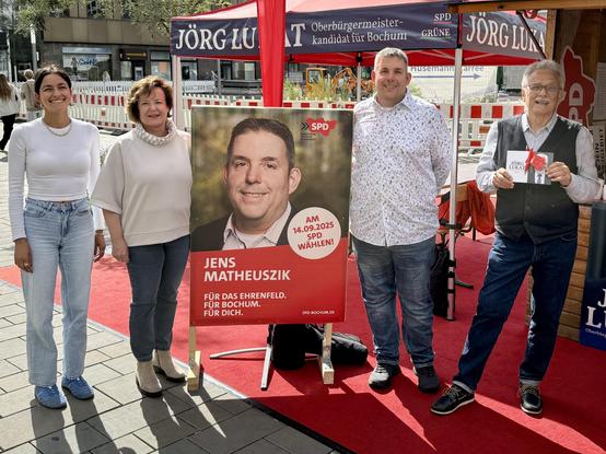 Zentraler Infostand der SPD Bochum am Husemannplatz - heute betreut durch den Ratskandidaten Jens Matheuszik und den SPD-Ortsverein Bochum-Ehrenfeld