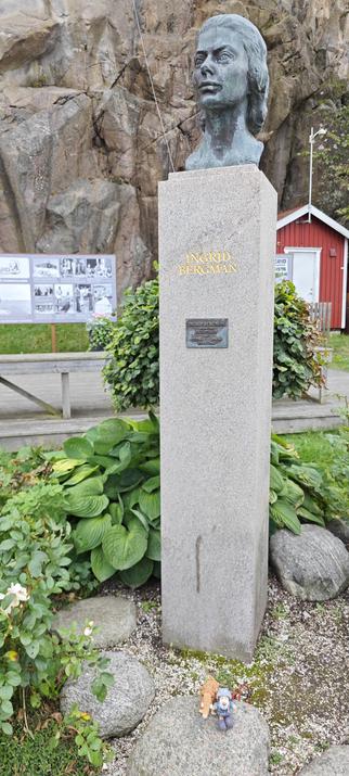 Die Gedenkstele an Ingrid Bergmann, die Fjällbacka als Ferienort populär gemacht hat.