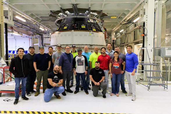 Artemis_II_Astronaut_Family_Tour_of_IOZ_(KSC-20240315-PH-ILW01_0149).jpg