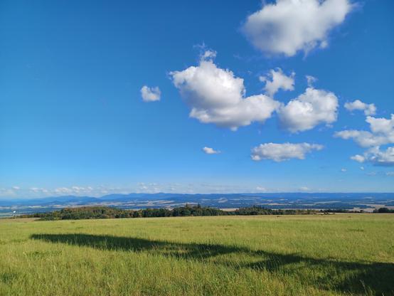 Výhled z ní široko, daleko. Vlastně i když nejste nahoře. 🙂
Včera krásné počasí.