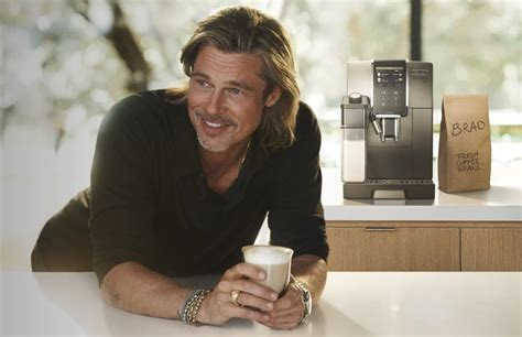 Pubblicità della DeLonghi con Brad Pitt. 
Sulla sinistra c'è l'attore, capelli lunghi biondi, pizzetto accennato, tra le mani ha un bicchiere con del cappuccino; sulla destra una macchina superautomatica della DeLonghi, modello simile alla Ribella. A destra della macchina un sacchetto di carta avana, presumibilmente contenente chicchi di caffè, con sopra scritto a mano il nome "BRAD" e la frase "fresh coffee beans"