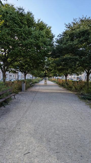 Schelpenpad met aan beide zijdes groene bomen, in de verte middenop het schelpenpad staat een standbeeld. 

De Wachter, Shinkichi Tajiri

Vorm en materiaal
Het monument 'De Wachter' in Den Haag is een bronzen sculptuur, geplaatst op een stenen voetstuk. Op het voetstuk is een gedenkplaatje bevestigd.

Tekst
De tekst op het gedenkplaatje luidt:

'HET EINDE VAN
DE DIENSTPLICHT'.

Symboliek
Met het monument wil kunstenaar Shinkichi Tajiri de schijnbare tegenstelling tussen 'je vrijheid inleveren' en 'de vrijheid dienen en beschermen' uitdrukken.