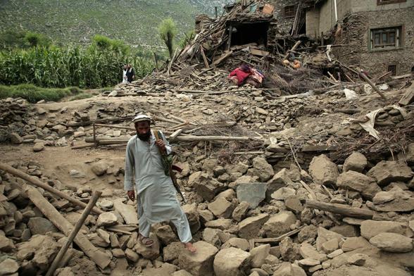 Un hombre camina entre las ruinas de las viviendas devastadas en Kunar, tras el terremoto ocurrido en el este de Afganistán. (EFE/EPA/SAMIULLAH POPAL)
