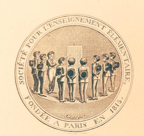En-tête de la société pour l'enseignement élémentaire, fondée à Paris en 1815 : médaillon avec au centre des élèves masculins avec chapeau dans le dos, regroupés autour d'un tableau portant des inscriptions