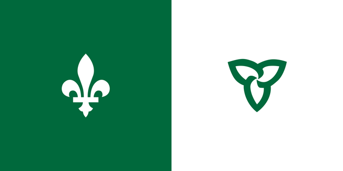Image représentant le drapeau franco-ontarien, le drapeau est divisé en deux verticalement avec à gauche une fleur de lys sur fond vert et à droite une fleur de trille verte sur fond blanc.

Le vert représente l’été et le blanc l’hiver, la fleur de lys la francophonie et la trille est le symbole de la province.