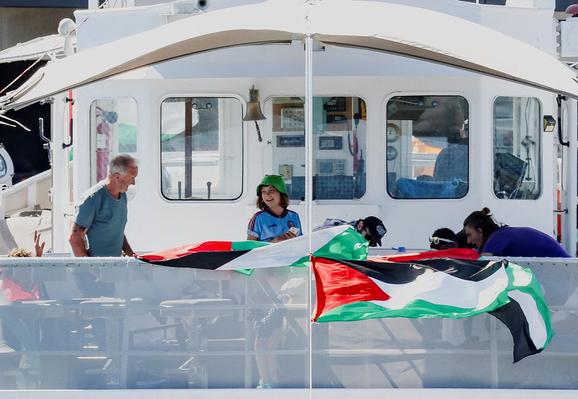 La activista Greta Thunberg, a bordo de uno de los barcos que forman parte de la Flotilla, este lunes en el puerto de Barcelona.