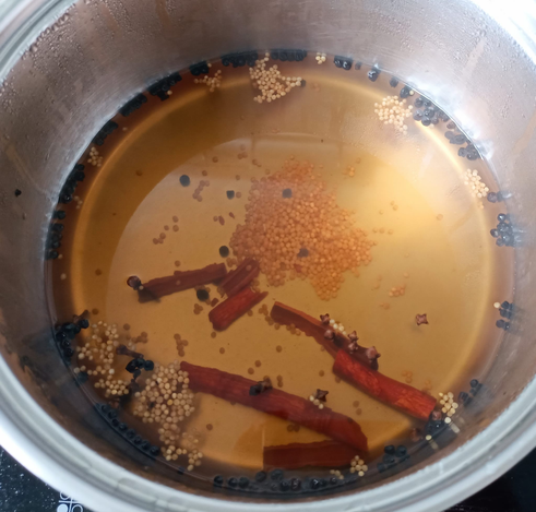 in einem Topf der Essig mit den Gewürzen