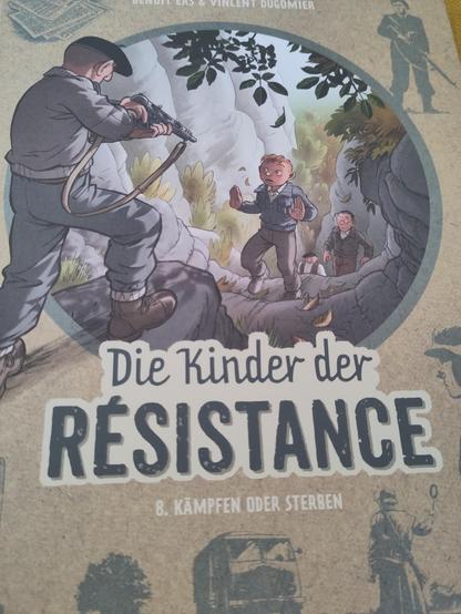 Zentral auf den Cover ist ein Kreis von bekannten Hintergrund hervorgehoben, in den von links eine Person mit abgelegten Gewehr hineintritt, für offensichtlich auf einen Fels an einem Hang steht. Der Mann trägt einfach graue Kleidung, eine schwarze Baskenmütze und feste braune Lederschuhe. 
Mit seinen Gewehr zielt er auf einen rothaarigen Jungen, der abwehrend die Hände hebt. Auch der Junge trägt einfache graubraune Kleidung und steht ein ganzes Stück tiefer am Felshang. Hinter ihm, wiederum ein Stück tiefer kommt ein Mann mit Brille, den eine Haarsträhne wir ins Gesicht hängt, offenbar durch die Anstrengung des Aufstiegs, und wieder hinter diesem noch einer mit Weste, Baskenmütze und kleinem Bärtchen.
Am unteren Rand des Kreises steht der Titel des Buches. 
Außenrum angeordnet sind schattenhafte Figuren - oben rechts ein Widerstandskämpfer mit Gewehr, unten rechts und zur Mitte hin zwei Wehrmachtssoldaten, die einen LKW anhalten und oben links einige übereinandergeworfene Zeitungen.