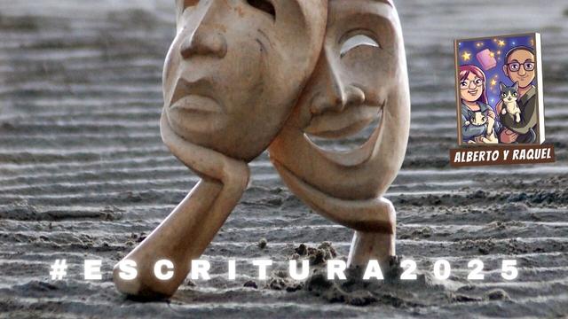 En el fondo, sobre una extensión de arena, una escultura de madera: dos manos que sostienen sendas máscaras de teatro. Delante, el logo del canal AlbertoyRaquel y la etiqueta #Escritura2025.