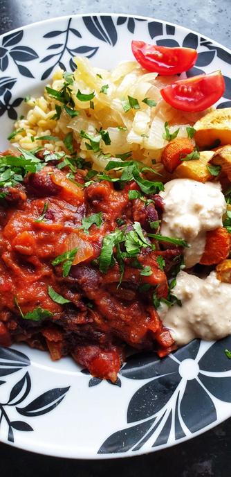 Lebanese Fasoulia, Bulgar Wheat, Roasted Root Vegetables (carrot, celeriac, parsnip), Caramelised Onions, Cashewnut Cream sauce, fresh Tomato, Coriander & Lime. Served w/ flatbread.