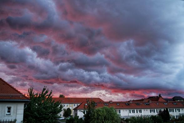 Weiterer Blick über das Viertel, Blau -rote Wolken, besonders der unterste Rand ist sehr dunkelrot