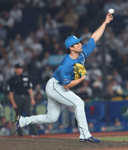 ロッテ対日本ハム 8回裏ロッテ2死一、二塁、力投する上原(撮影・河田真司)