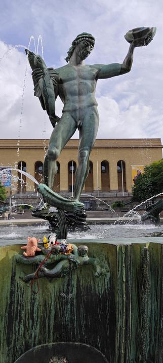 Der Poseidon Brunnen vor der Kunsthalle hat Besuch von den Häkels
