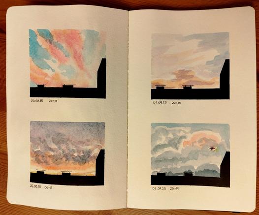 Vier kleine Aquarelle im Skizzenbuch, Motiv: unterschiedliche Himmel über der gleichen dunklen Häuserzeile.