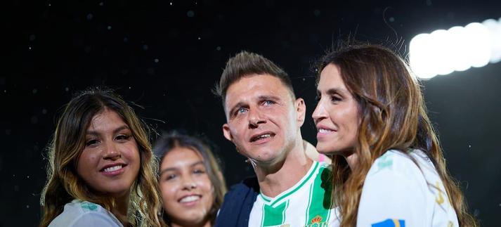 Joaquín Sánchez con su mujer Susana y sus hijas en su despedida del Real Betis en 2023. / Fran Santiago