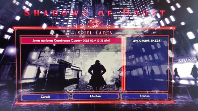 Menübildschirm aus Shadows of Doubt. Hintergrundbild mit düsterer Stadkulisse und einer Figur im Trenchcoat. Im Vordergrund das Lademenü mit einem Spielstand. Spielername: Jonas nur Jonas. Szenario: Casablanca.