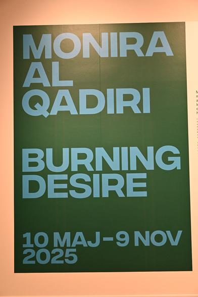 Werbeplakat
Weiße Großbuchstaben auf grünem Grund
MONIRA
AL
QADIRI

BURNING
DESIRE

10MAJ-9NOV
2025